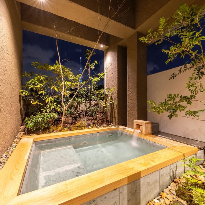 屋上檜露天風呂とスカイツリーの夜景